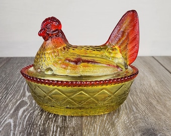 Gallina de cristal Marigold Amberina sobre nido tejido de 5,5" - ¡BRILLA!