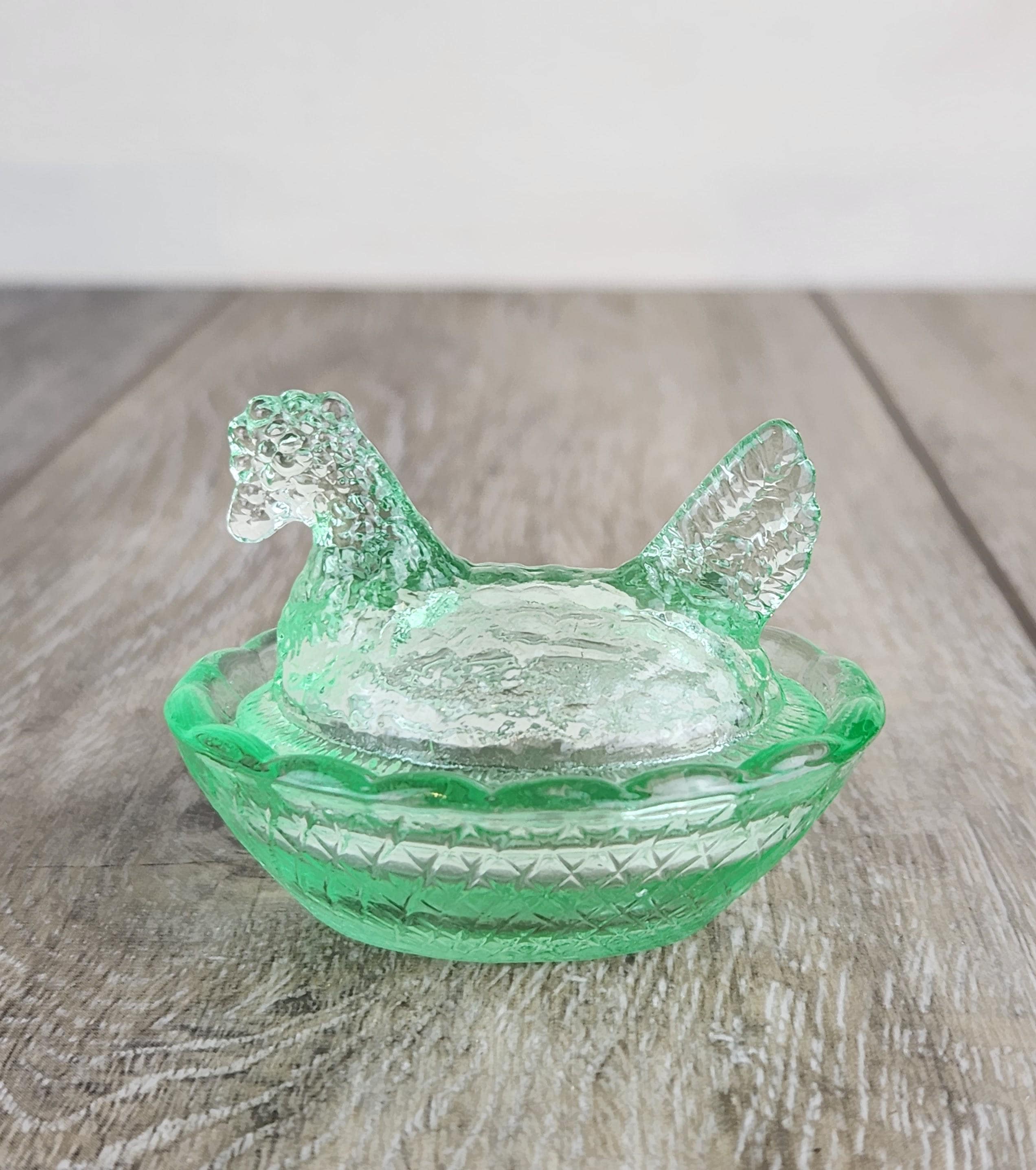 【Hen on nest】ガラス容器 Lime Green Glass Mini Hen on Nest Covered Salt Cellar 2.5