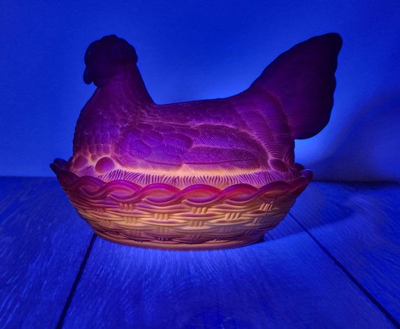 【レインボーオブシディアン】 プレナイト マクラメ 蝋引き L.G. Wright Satin Amberina Glass Hen on Nest - Woven Covered Dish