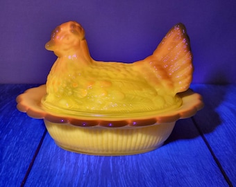 Gallina de cristal amarillo diente de león sobre nido con volantes - Plato de cristal para baratijas y dulces de 16,5 cm - ¡Brilla! LEER
