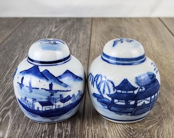 Salero y pimentero de estilo chinoiserie vintage en miniatura, color azul y blanco.