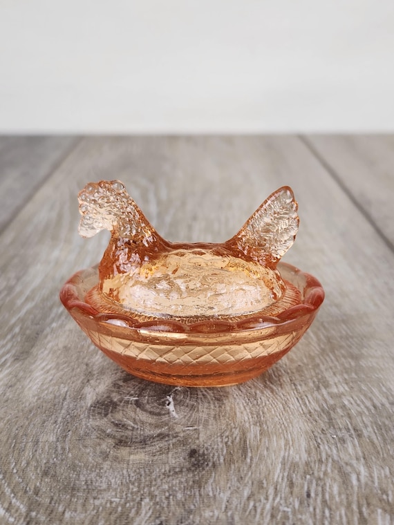 Peach Glass Mini Hen on Nest Covered Salt Cellar 2.5"