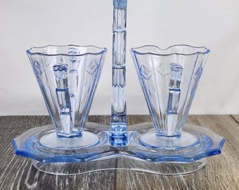 Juego de lechera y azucarero decagonales de cristal azul grabado de la época de la Gran Depresión
