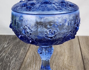 Compota para dulces con tapa de cristal opalino azul Fenton con diseño de rosa repollo.