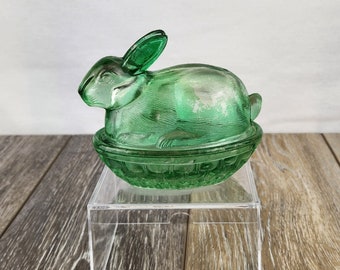 L.E. Smith Green Pressglas Häschen auf einem Nest / bedeckt Candy Dish