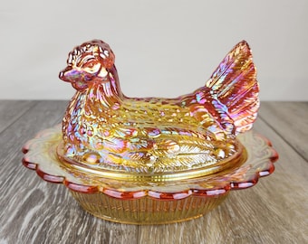 Gallina de cristal de carnaval Marigold en nido – Plato cubierto con borde ondulado – 6,5” – ¡Brilla!