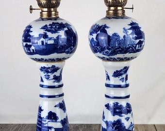 Lámparas de aceite de loza Victoria Ware Blue Willow azules y blancas, RARA - Par - LEER