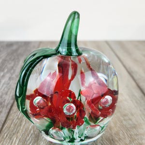 Gibson Art Glass Apple Paperweight Figurine – Red Flowers, Green Stem & Bubbles – 1987 Vintage