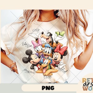 Może przedstawiać: Kremowy t-shirt z kolorową grafiką postaci Disneya: Myszki Miki, Myszki Minnie, Kaczora Donalda, Kaczki Daisy, Goofy'ego i Plutona. Postacie otoczone są podpisami. Koszulka ma kr&oacute;tkie rękawy.