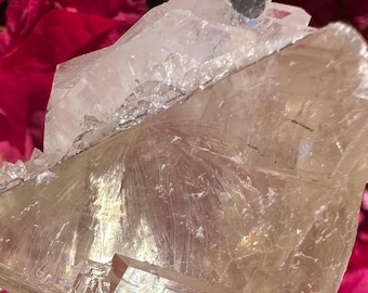 Calcite optique dorée de qualité AAA avec deux diamants d'apophyllite et des arcs-en-ciel - Originaire d'Inde