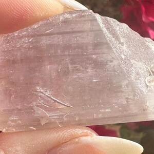 Cristal de kunzita rosa gema con arcoíris imagen 7