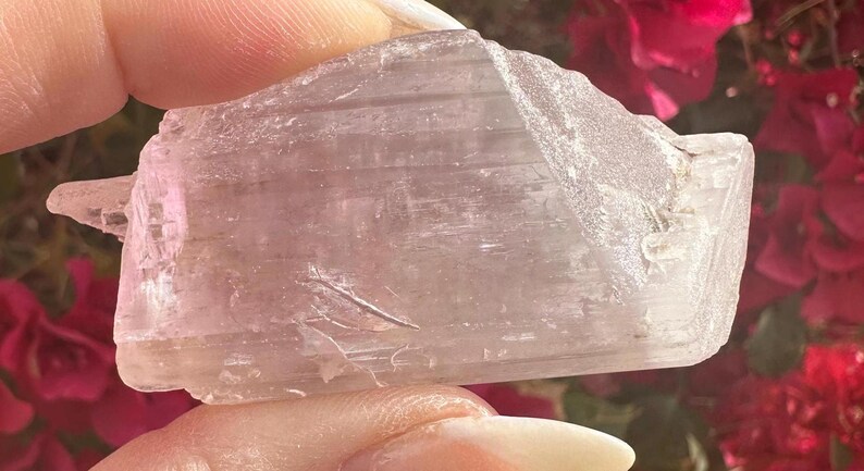Cristal de kunzita rosa gema con arcoíris imagen 7