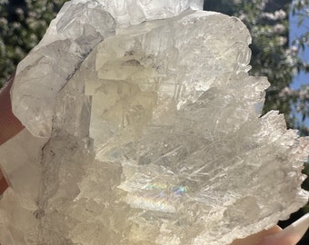 Spécimen de calcite optique dorée gravée avec diamant en apophyllite
