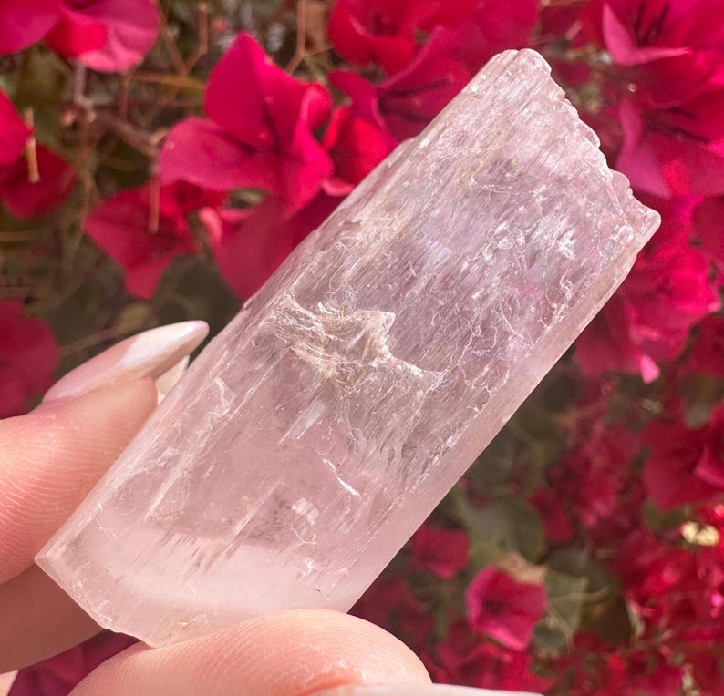 Cristal de kunzita rosa gema con arcoíris imagen 6