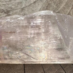 Cristal de kunzita rosa gema con arcoíris imagen 2
