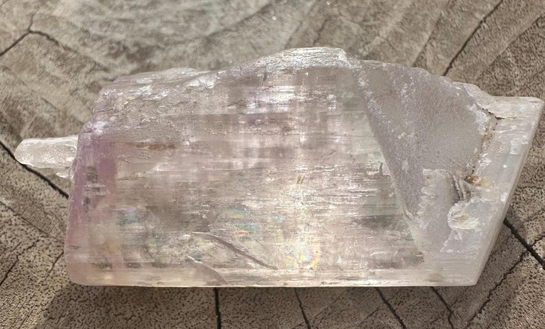 Cristal de kunzita rosa gema con arcoíris imagen 2