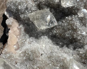 Calcedonio rosa e grigio con calciti dorate gemelle - Messico