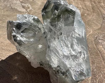 Niebieski indykolit kwarcowy z chlorytem: kryształ klejnotu Himalajów