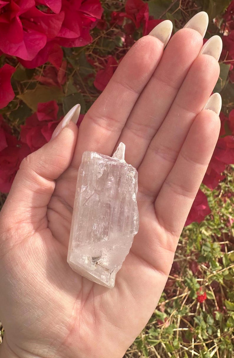 Cristal de kunzita rosa gema con arcoíris imagen 10