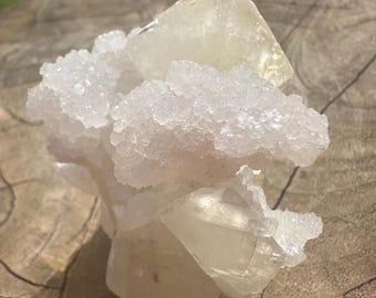 Spécimen de calcédoine rose et de calcite optique dorée de qualité gemme éthérée provenant d'Inde