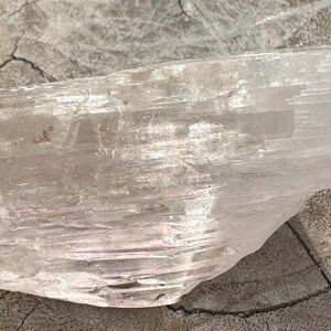 Cristal de kunzita rosa gema con arcoíris imagen 5