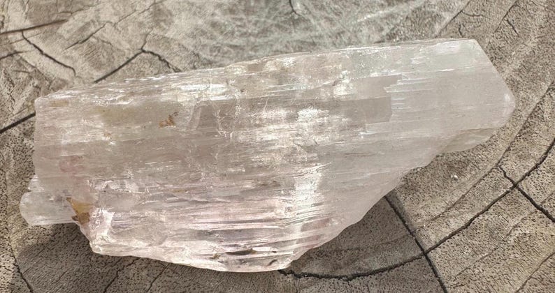 Cristal de kunzita rosa gema con arcoíris imagen 5