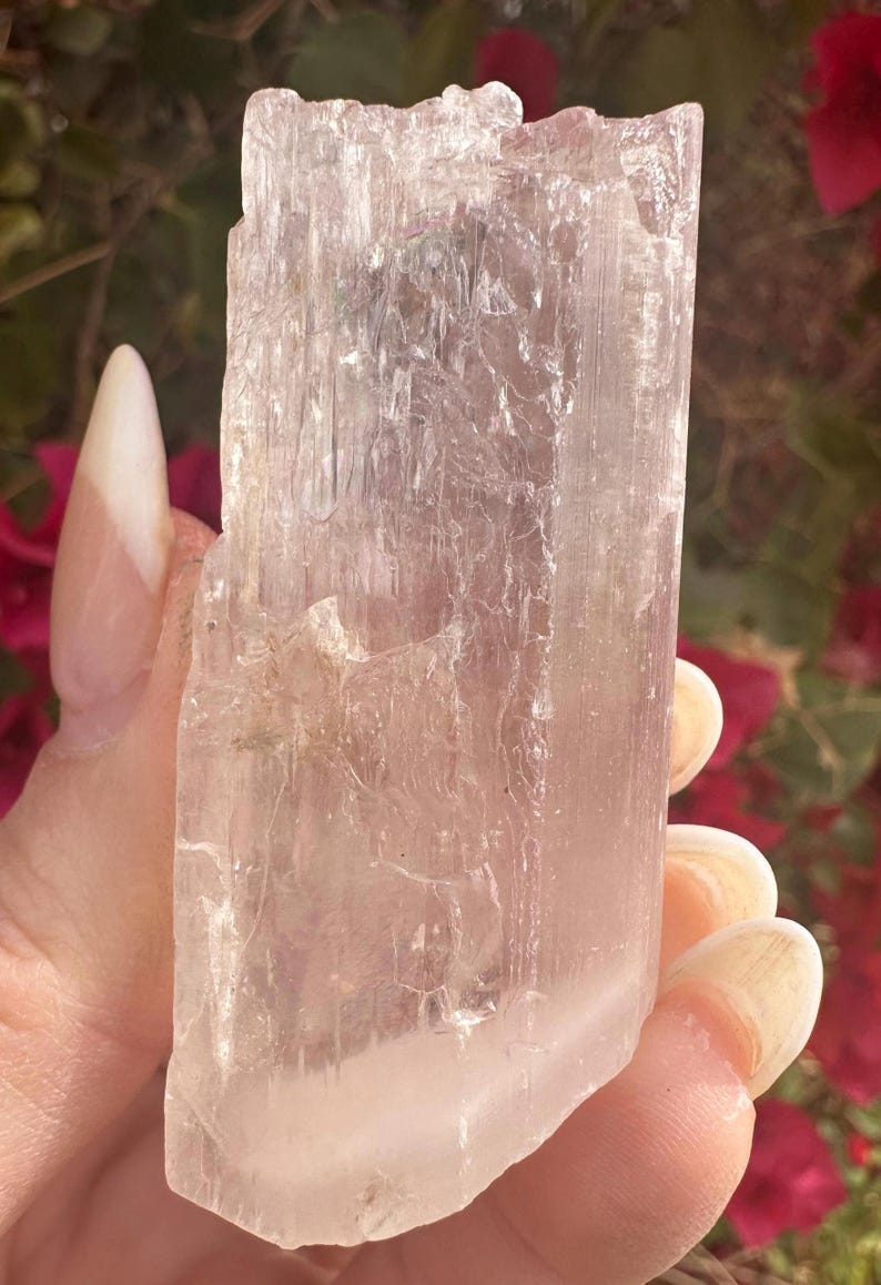 Cristal de kunzita rosa gema con arcoíris imagen 8