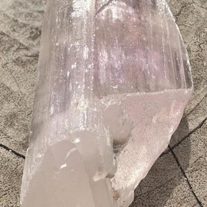 Cristal de kunzita rosa gema con arcoíris imagen 4