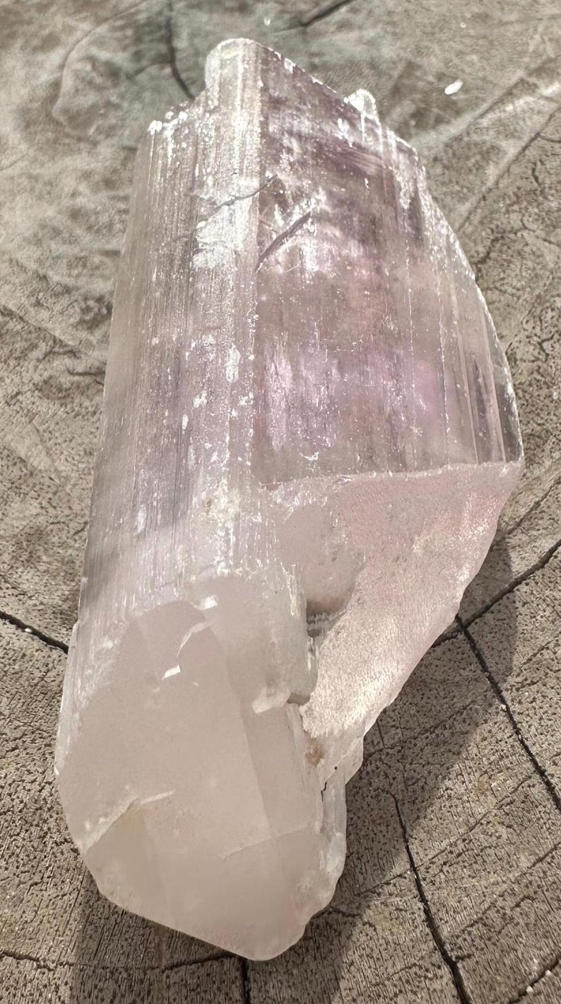 Cristal de kunzita rosa gema con arcoíris imagen 4