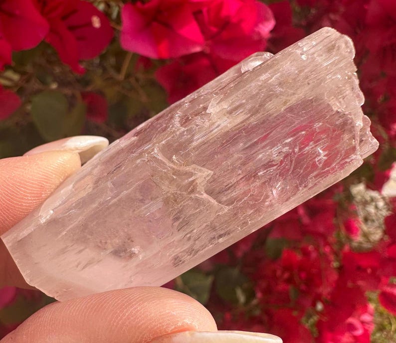 Cristal de kunzita rosa gema con arcoíris imagen 9