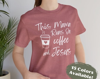 Camiseta "Esta mamá funciona con café y Jesús", divertida camiseta de mamá