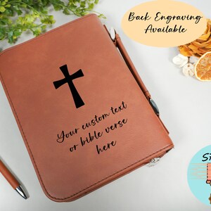 Op de afbeelding: Bruine leren Bijbelhoes met een zwart kruis en de tekst "Your custom text or bible verse here".