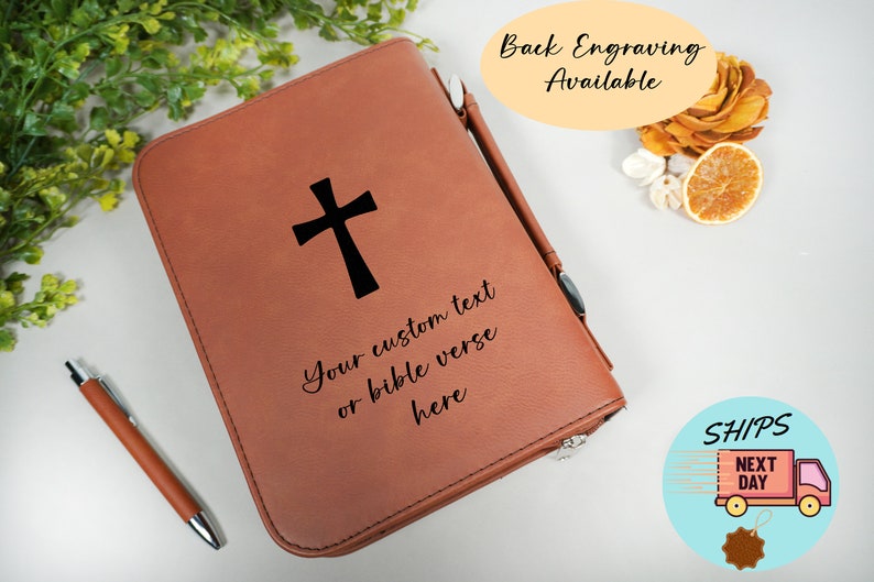 Op de afbeelding: Bruine leren Bijbelhoes met een zwart kruis en de tekst "Your custom text or bible verse here".