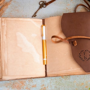 Diario in pelle personalizzato per regalo di Natale Diario personalizzato con incisione con segnalibro Regali per i testimoni dello sposo per lui Regalo per papà Regalo di anniversario