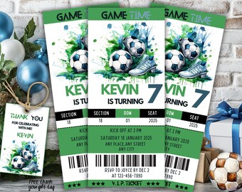 Op de afbeelding: Groene en witte voetbalticket uitnodiging voor een 7e verjaardag. Het ticket heeft een aquarel ontwerp van een voetbal en voetbalschoenen. De tekst op het ticket luidt "Game Time Kevin wordt 7 jaar".