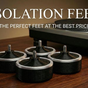 Könnte beinhalten: Vier schwarze Isolationsfüße mit silberner Zierleiste und Gewindebolzen werden auf einer Holzoberfläche gezeigt. Der Text "ISOLATION FEET" steht oben im Bild, darunter der Text "THE PERFECT FEET AT THE BEST PRICE". Im Hintergrund ist ein Plattenspieler zu sehen.
