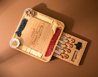 Planche de charcuterie personnalisée, Ensemble de planches à fromages design familial, Cadeaux de pendaison de crémaillère, Planche de charcuterie en bambou, Cadeau de famille, Cadeau de couple