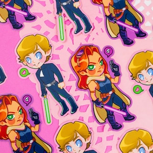 Puede incluir: Un conjunto de pegatinas de dibujos animados coloridos con personajes de una popular franquicia de ciencia ficción. Las pegatinas presentan personajes con diferentes peinados, ropa y accesorios, incluidos sables de luz. Las pegatinas son perfectas para agregar un toque de diversión a las computadoras portátiles, botellas de agua u otras superficies.