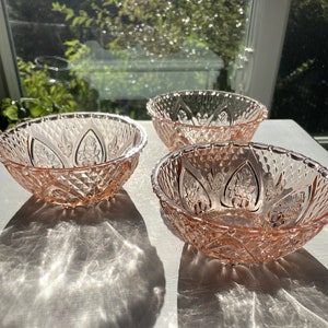 Vintage KIG Indonesia Fleur De Lis Pink Dessert Bowls, Set de 3, Vidrio de depresión rosa, Cuencos con patas