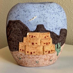 Vintage-Vase aus Pueblo-Keramik im Südwest-Stil, gesprenkelter Ton, Motiv: Kaktusszene aus der Mesa-Wüste, Boho-Stil, Nemadji-Stil