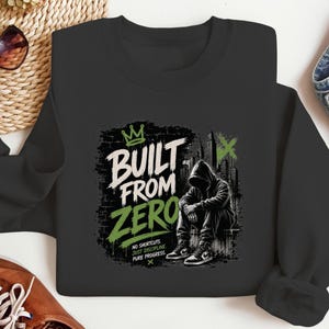 Streetwear-Sweatshirt mit Grafikprint, Built From Zero Graffiti-Rundhalsausschnitt