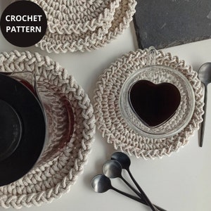 Crochet Pattern + tutorial - Set of 3 Coasters in 3 different sizes