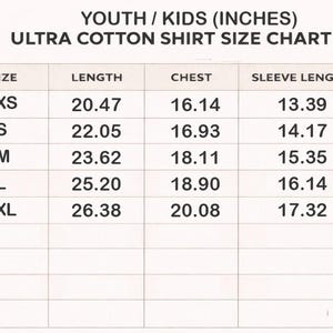 Op de afbeelding: Een maattabel voor Ultra Cotton shirts voor jongeren en kinderen met kolommen voor maat, lengte, borstomvang en mouwlengte in inches. De tabel toont de maten XS tot en met XL met bijbehorende numerieke afmetingen in een overzichtelijk raster.