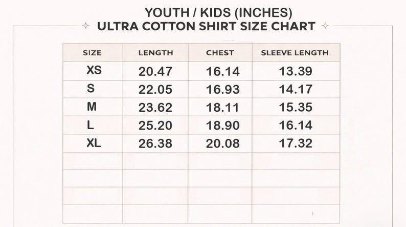 Op de afbeelding: Een maattabel voor Ultra Cotton shirts voor jongeren en kinderen met kolommen voor maat, lengte, borstomvang en mouwlengte in inches. De tabel toont de maten XS tot en met XL met bijbehorende numerieke afmetingen in een overzichtelijk raster.