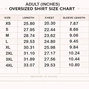 Op de afbeelding: Een maattabel voor oversized shirts in inches. De tabel bevat maten XS tot 4XL, met afmetingen voor lengte, borst en mouwlengte. De tabel is gelabeld met "ADULT (INCHES)" en "OVERSIZED SHIRT SIZE CHART."