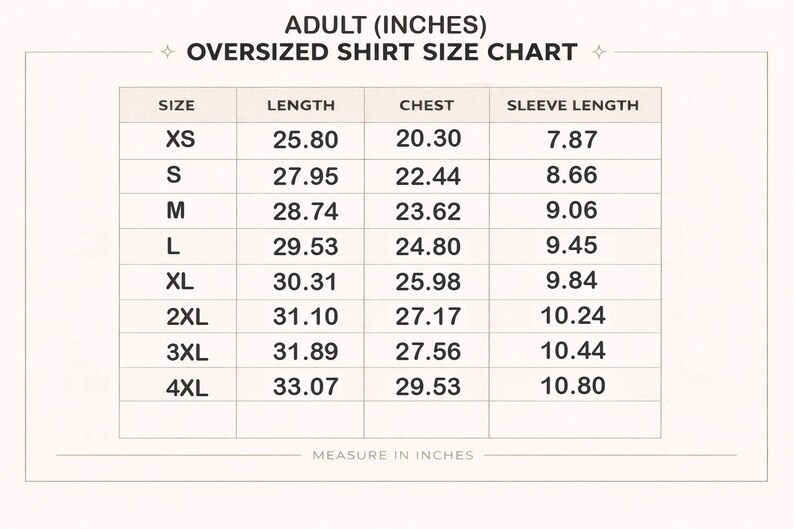 Op de afbeelding: Een maattabel voor oversized shirts in inches. De tabel bevat maten XS tot 4XL, met afmetingen voor lengte, borst en mouwlengte. De tabel is gelabeld met "ADULT (INCHES)" en "OVERSIZED SHIRT SIZE CHART."