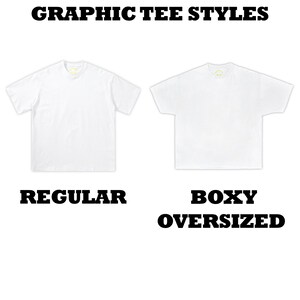 Op de afbeelding: Twee witte t-shirts met het label GRAPHIC TEE STYLES. Het linker t-shirt is gelabeld als REGULAR en heeft een standaard pasvorm. Het rechter t-shirt is gelabeld als BOXY OVERSIZED en heeft een bredere, kortere snit met korte mouwen.