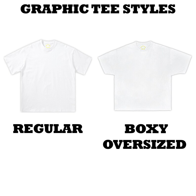 Op de afbeelding: Twee witte t-shirts met het label GRAPHIC TEE STYLES. Het linker t-shirt is gelabeld als REGULAR en heeft een standaard pasvorm. Het rechter t-shirt is gelabeld als BOXY OVERSIZED en heeft een bredere, kortere snit met korte mouwen.