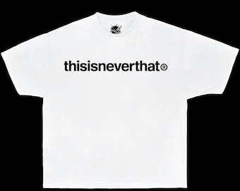 Könnte beinhalten: Weißes T-Shirt mit dem schwarzen Text "thisisneverthat®" auf der Brust. Das T-Shirt hat einen Rundhalsausschnitt und kurze Ärmel. Eine kleine Grafik ist in der Nähe des Halsausschnitts sichtbar.