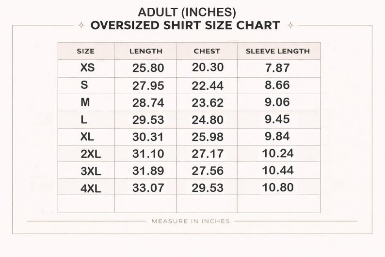 Puede incluir: Tabla de tallas de camisas oversize en pulgadas. Incluye tallas XS a 4XL, con medidas de largo, pecho y largo de manga. Etiquetada como "ADULT (INCHES)" y "OVERSIZED SHIRT SIZE CHART".